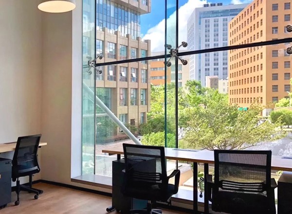 由由世紀(jì)廣場(chǎng)