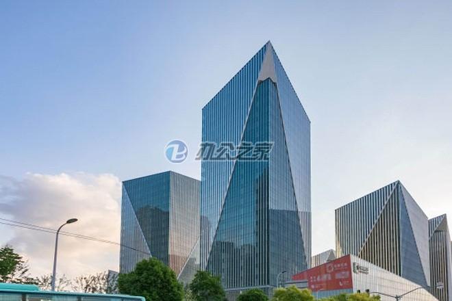 沈陽的一棟建筑在網(wǎng)絡上很受歡迎，被評為最丑的寫字樓，晚上風景獨特