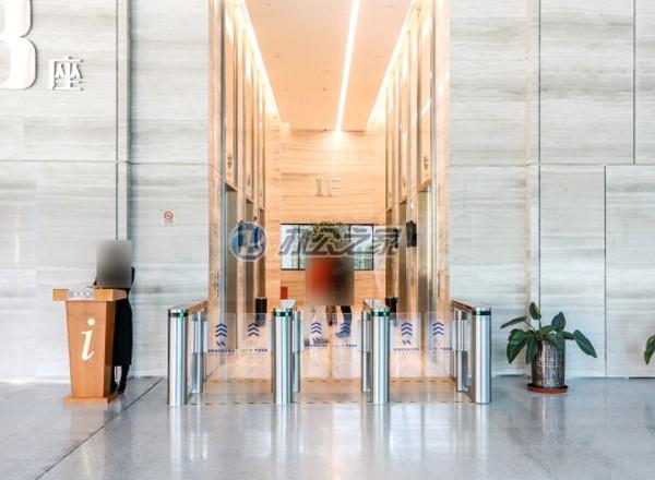 中設(shè)廣場(chǎng)